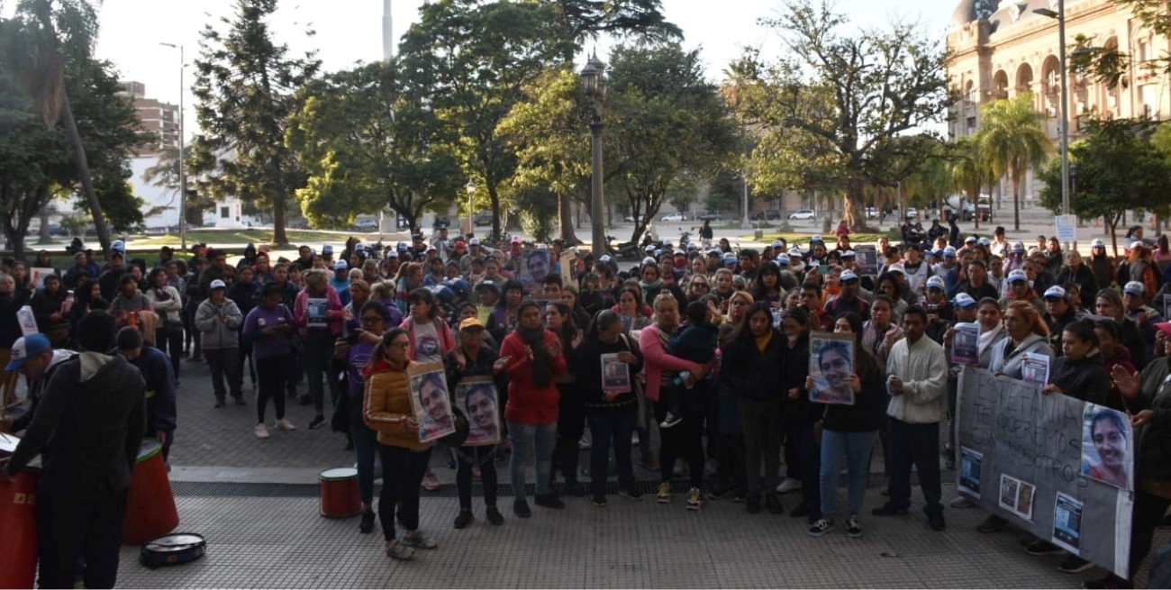 Familiares y allegados de Mónica Aquino se manifiestan frente a Tribunales de la ciudad de Santa Fe