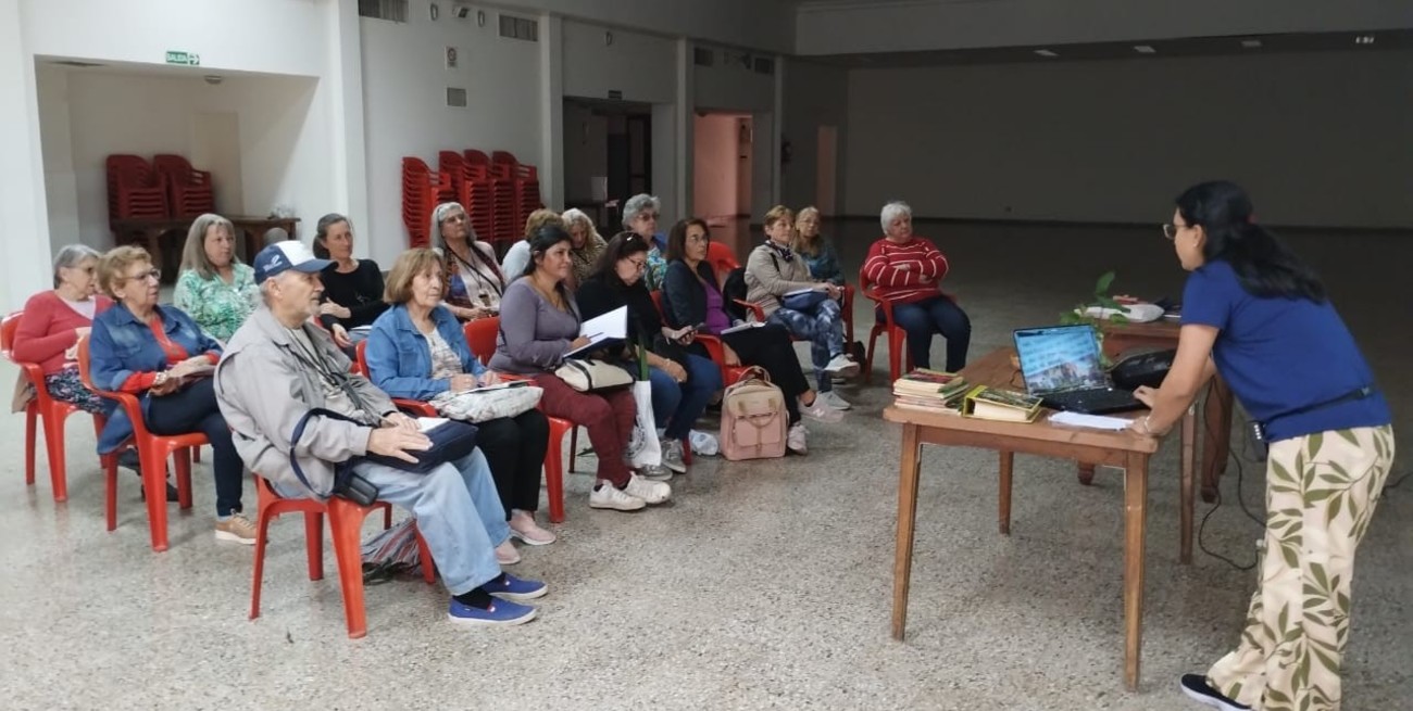 Se juntan a intercambiar plantas y son felices