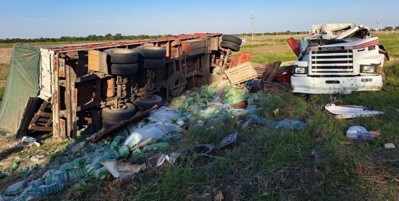 Video: un camión volcó en Margarita y el chofer quedó atrapado