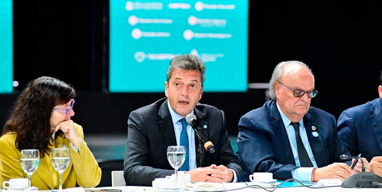 Massa criticó la dolarización:  anticipó salarios de 100 dólares y un valor nominal de $ 1900