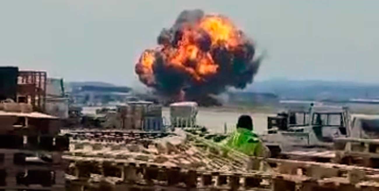 Impactante video: se estrelló un avión militar de España y su piloto logró escapar con vida