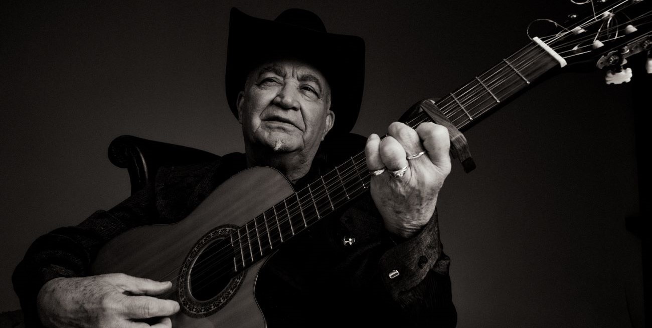 Eliades Ochoa: un “Guajiro” sembrando los surcos