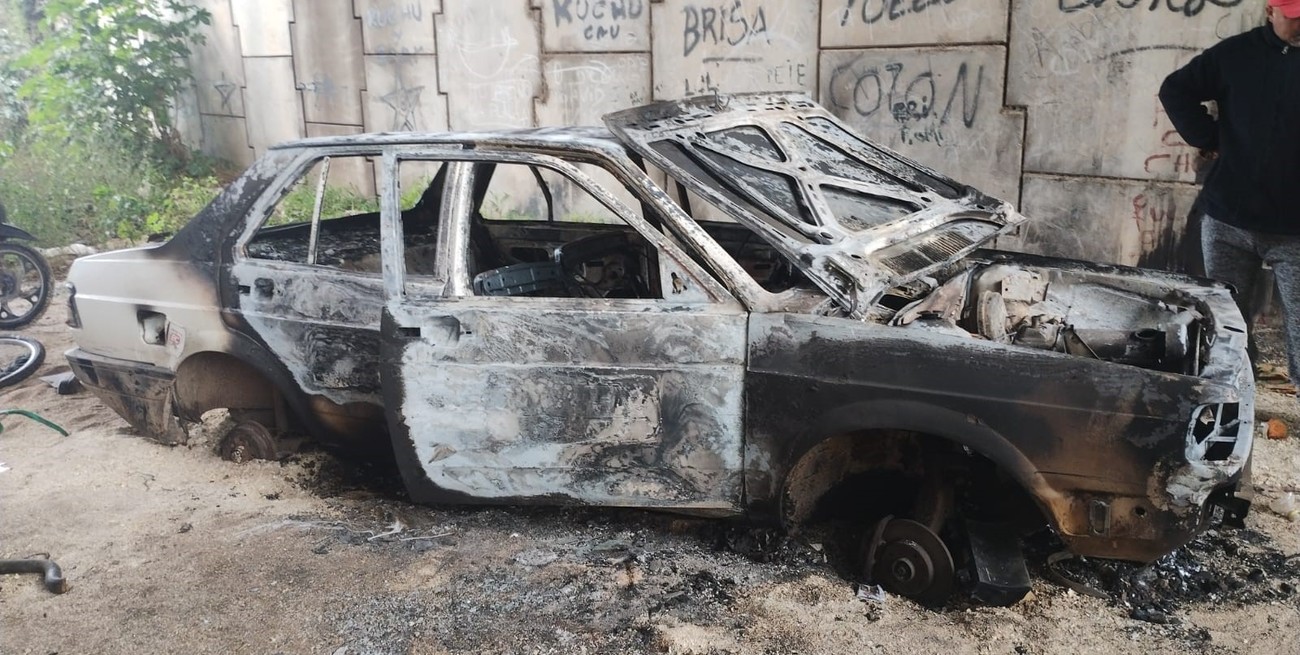 Investigan el robo y posterior incendio de un automóvil en la ciudad de Santa Fe