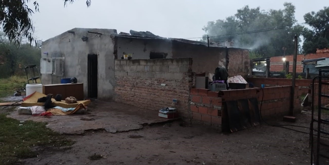 Madre y su hijita lesionadas tras el incendio de su vivienda en Santo Tomé