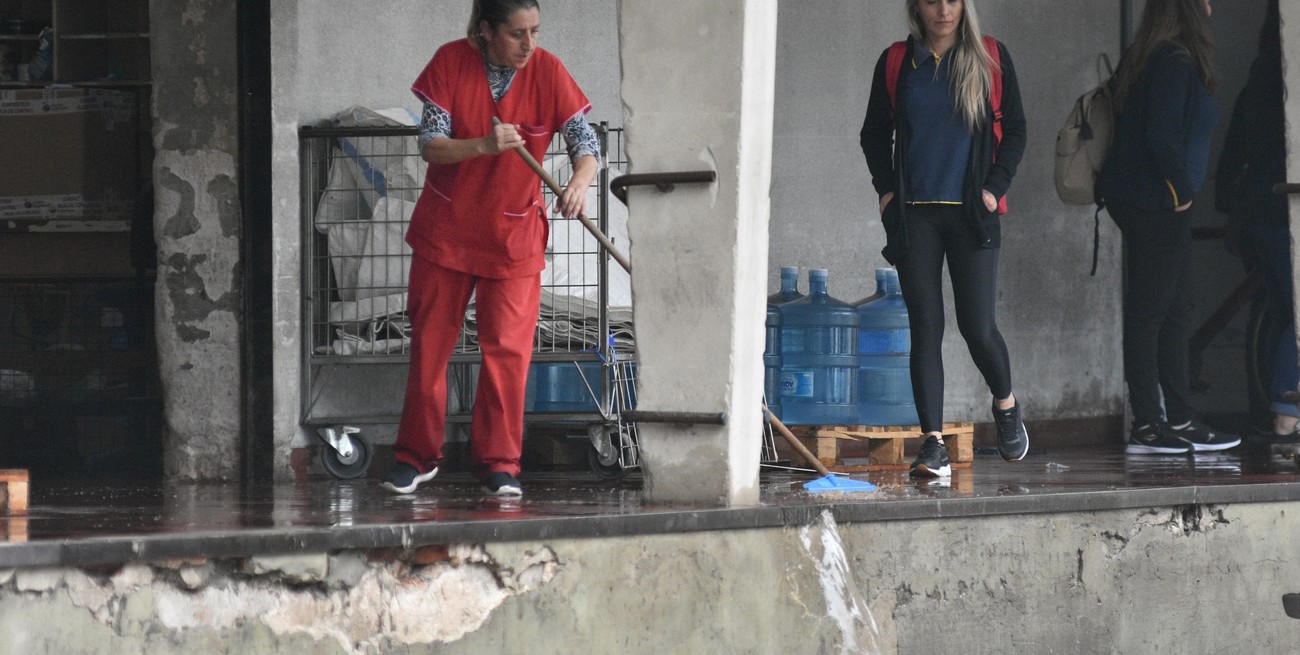 Santa Fe: "explotó" un caño interno en el
Correo y casi todo el edificio se inundó
