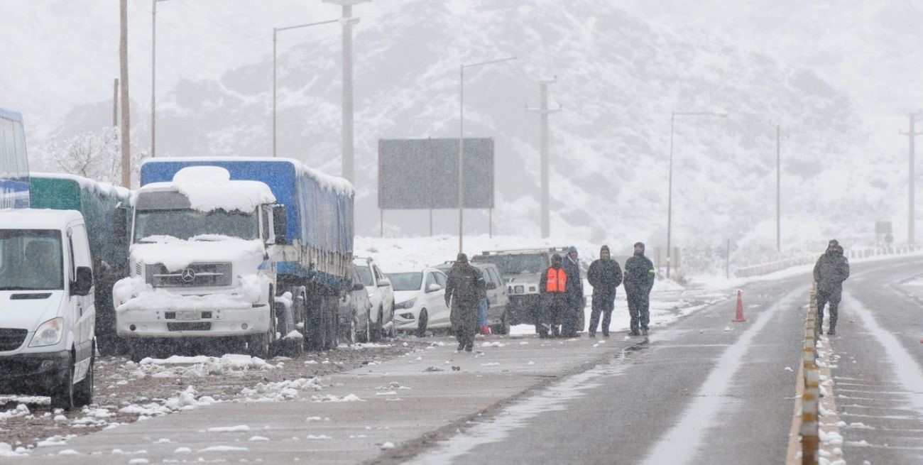 Se cerró el paso Cristo Redentor y varios chilenos que visitaban Mendoza quedaron varados