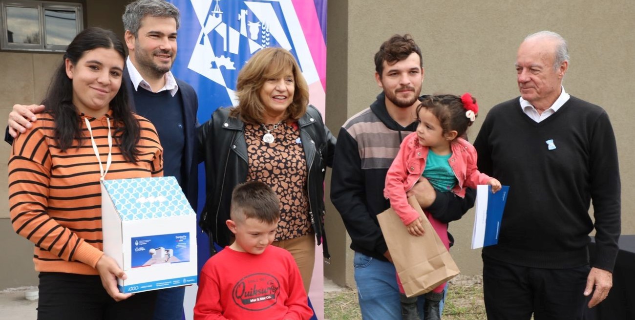 Entregaron 15 viviendas a familias de Llambi Campbell