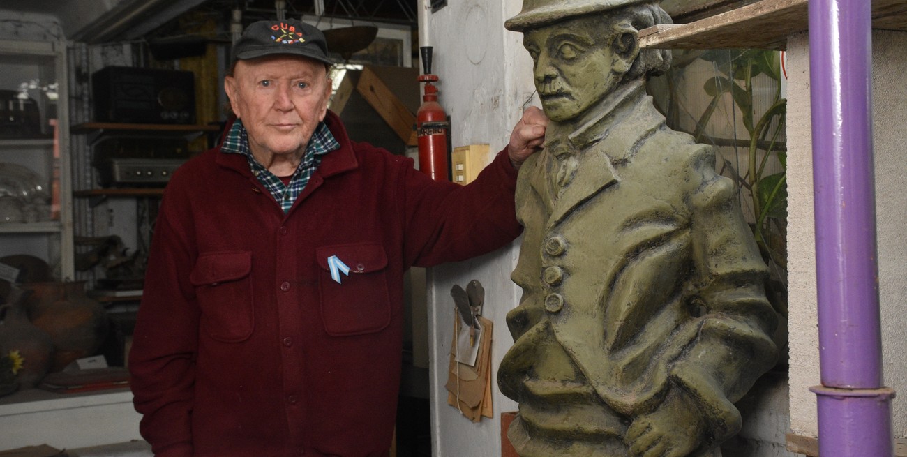 Fin del misterio: apareció Charlot, la escultura homenaje a Charles Chaplin en Santa Fe