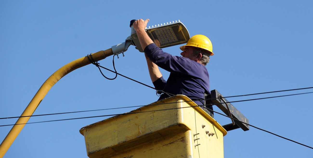 Plan de Iluminación: colocan 340 nuevas luces led en el barrio Coronel Dorrego