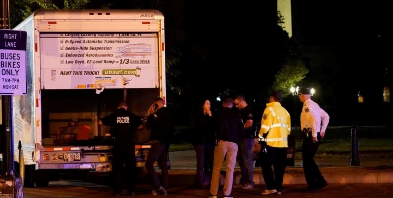 Un camión se estrelló contra barreras de seguridad cercanas a la Casa Blanca