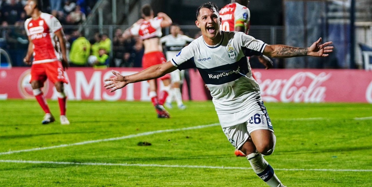Gimnasia le ganó sobre el final a Independiente Santa Fe y sigue con chances
