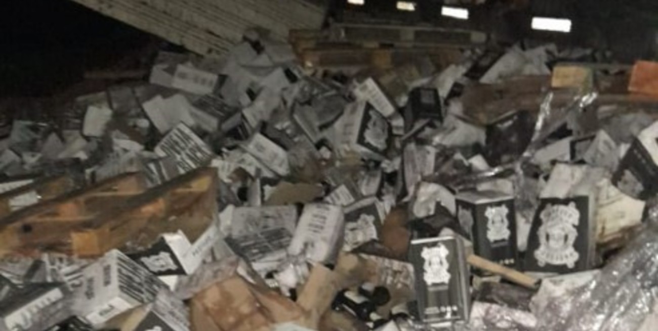 Un camión cargado con vino volcó en la Autopista Santa Fe – Rosario