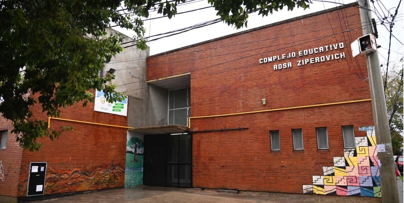 Balearon una escuela en Rosario poco después de la marcha por seguridad de los docentes