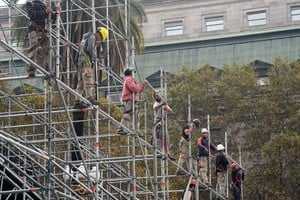 En la plaza ya comenzaron los preparativos para el acto oficial del 25 de mayo. Crédito: Télam