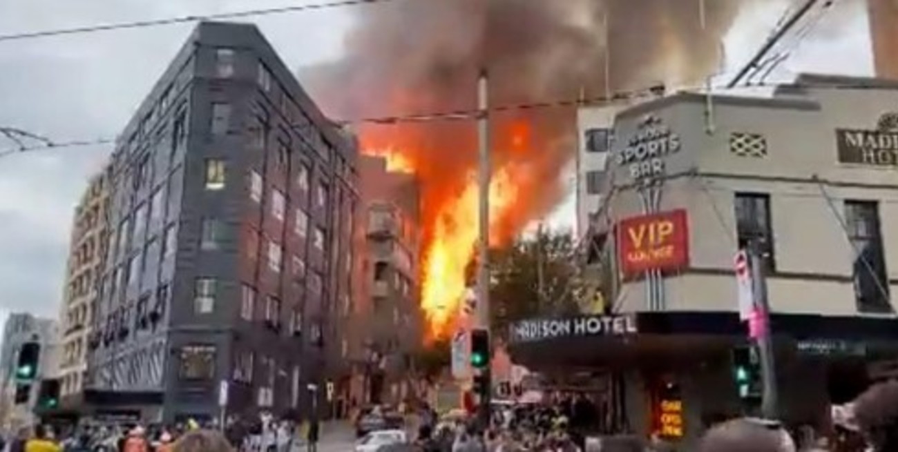 Video: incendio y derrumbe en un edificio de siete plantas en Sídney