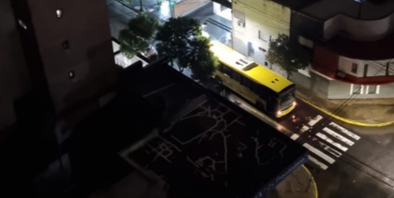 Calzada reducida por un colectivo que "se quedó" en 4 de Enero y Mons. Zazpe