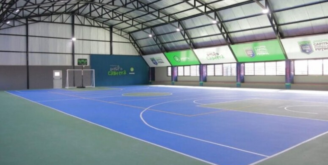Conmoción en un polideportivo por la muerte de un adolescente que se le cayó un arco encima