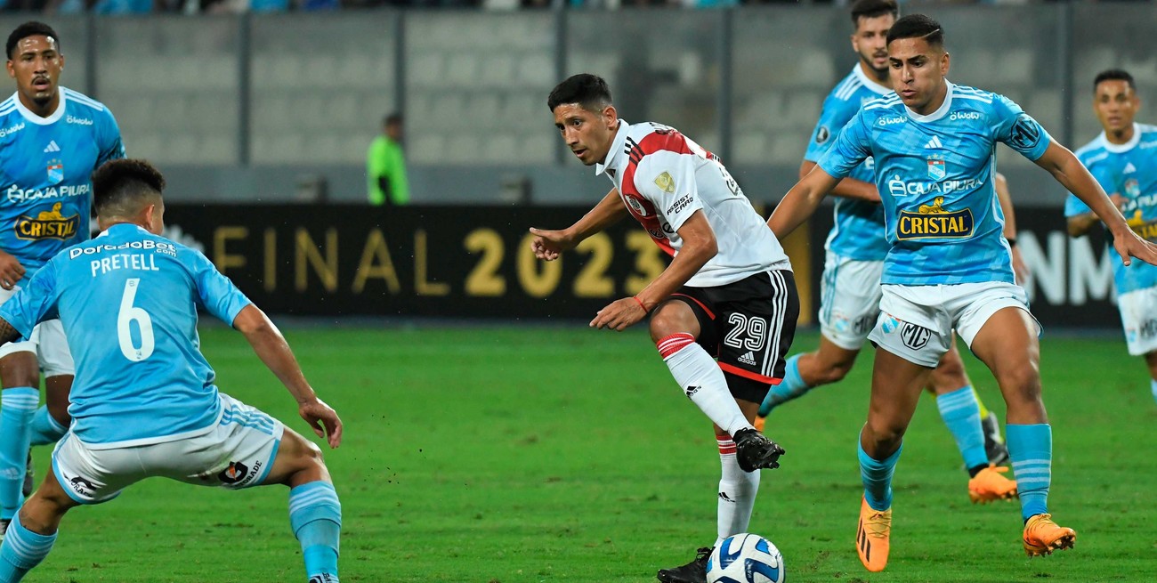 Con un increíble error de Armani, River empató con Sporting Cristal y complicó la clasificación 