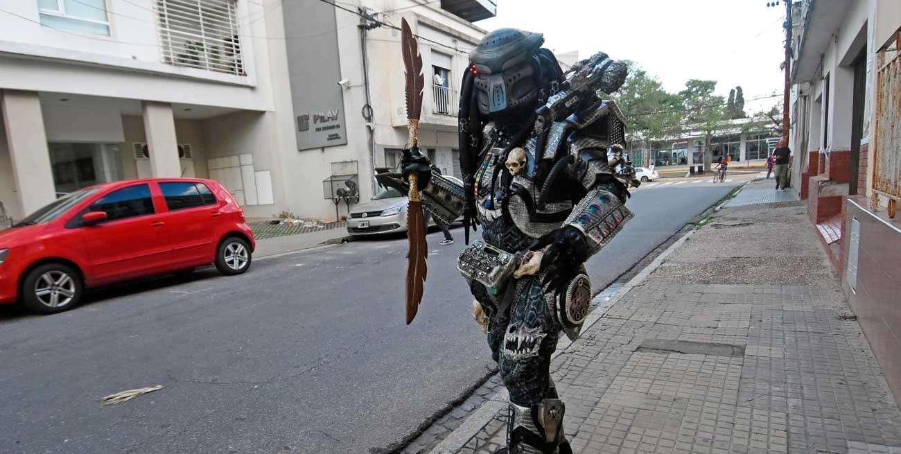 Fin del misterio: quién es y cómo vive el  hombre dentro del disfraz de "Depredador"