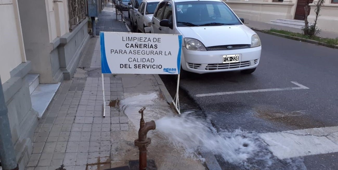Campaña de limpieza preventiva en la red de distribución de agua potable en Santa Fe