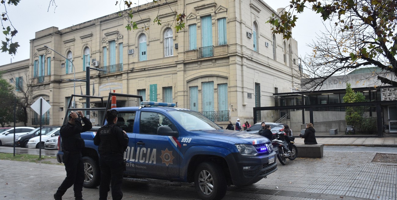 Balearon en la pierna a un hombre que hacía una mudanza con un carrito