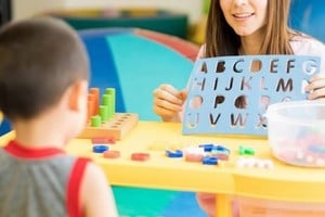 El proyecto de ley sobre tartamudez tiene impacto a nivel individual, porque favorece la detección temprana y tratamiento, y a nivel social, porque promueve la tolerancia y empatía con quienes tienen esa condición.