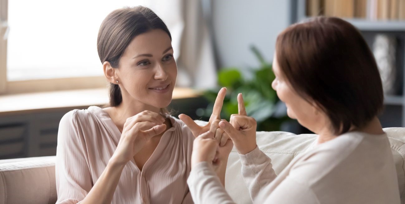 Desarrollan "Dillo", una aplicación que permite la comunicación con personas sordas