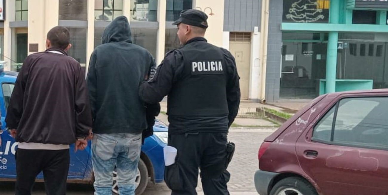 Dos jóvenes aprehendidos por el robo a una mujer en la puerta de un banco