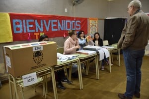 El cartel del aula de una escuela dando la bienvenida a un elector, en las PASO de abril de 2019, donde se eligieron todos los cargos ejecutivos y legislativos locales. Ahora, la historia volverá a repetirse el 16 de julio. Crédito: Archivo El Litoral / Flavio Raina