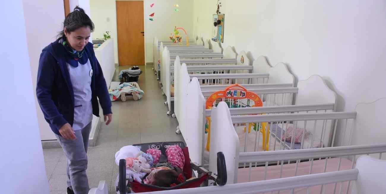 El jardín de infantes que "acuna" a los bebés de las alumnas del secundario y mamás del barrio
