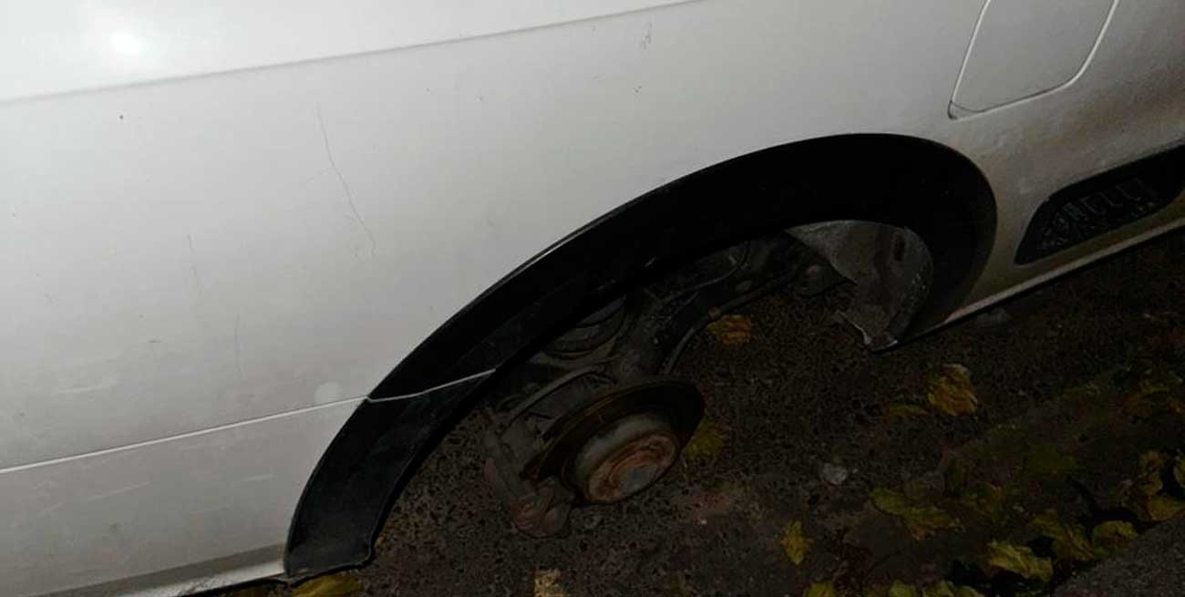 Fue a una cuadra de su casa en auto por miedo y le robaron una rueda en barrio Constituyentes
