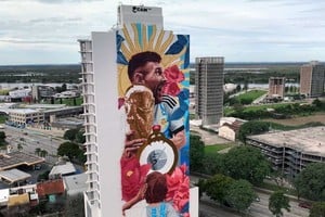 Messi, las tres estrellas y la copa ya se dejan ver en el gran mural.  Crédito: Fernando Nicola