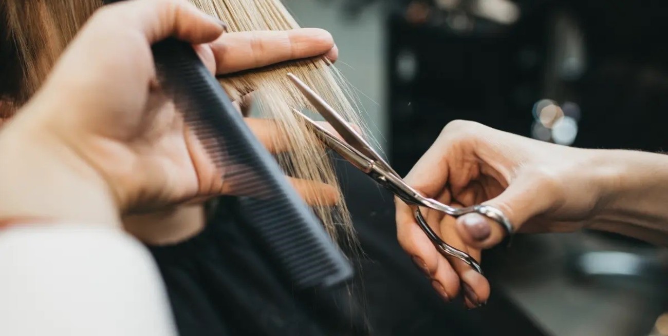 Cortarse el pelo según la fase lunar: ¿creencia popular o realidad?