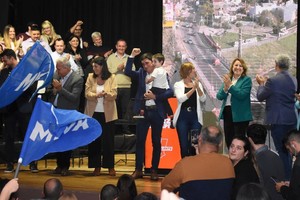 Los principales pre candidatos de Adelante en el escenario de la Moreno. Críticas fuertes al gobierno de Perotti y reconocimiento a la gestión de Lifschitz. Garibaldi con uno de sus hijos en el final del acto. Créditos: Manuel Fabatía