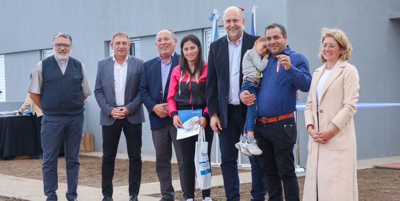 Entregaron 11 unidades habitacionales en Bouquet