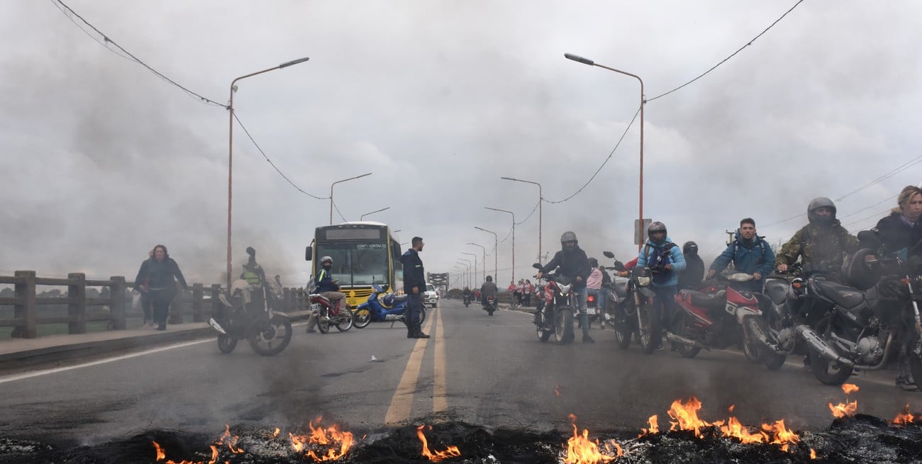 Vuelven a cortar el Puente Carretero por la desaparición de Mónica Aquino