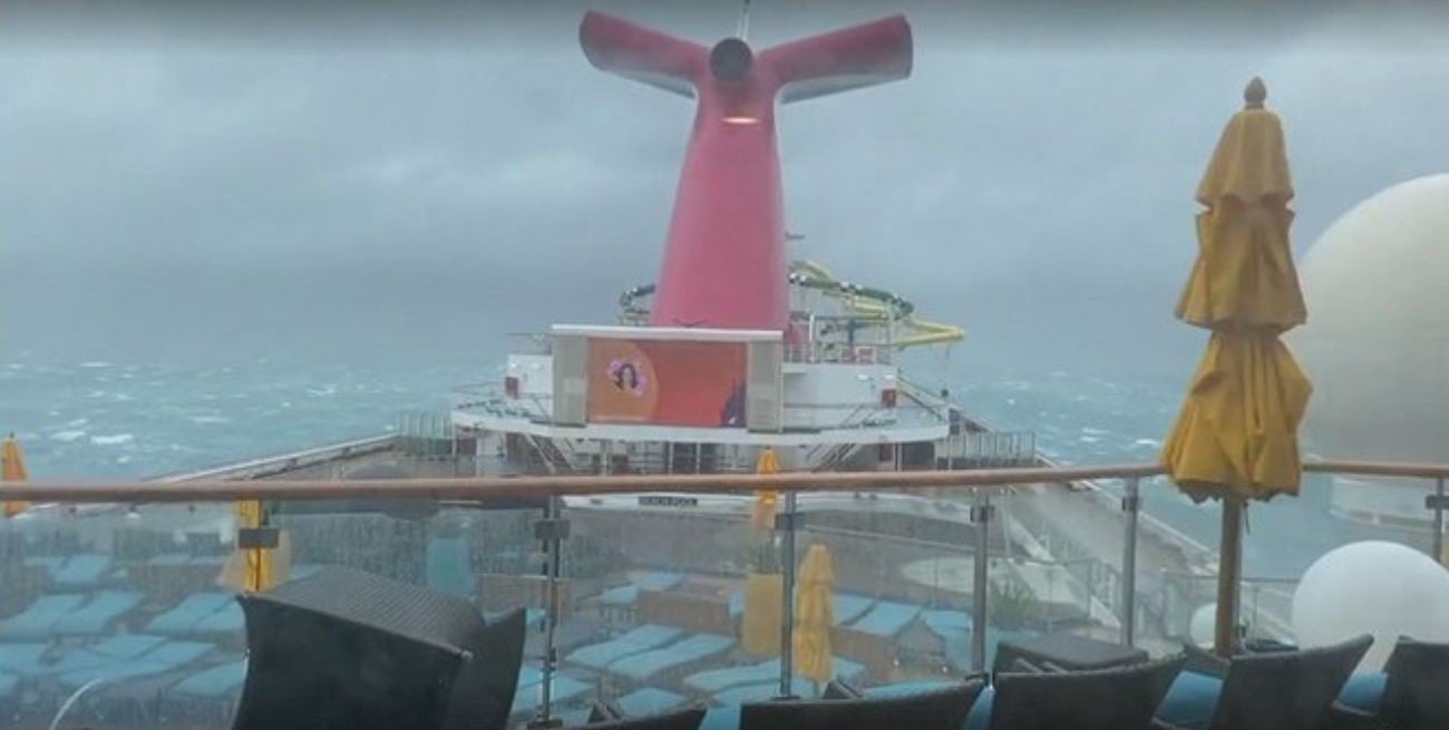 Una fuerte tormenta azotó a un crucero y generó pánico