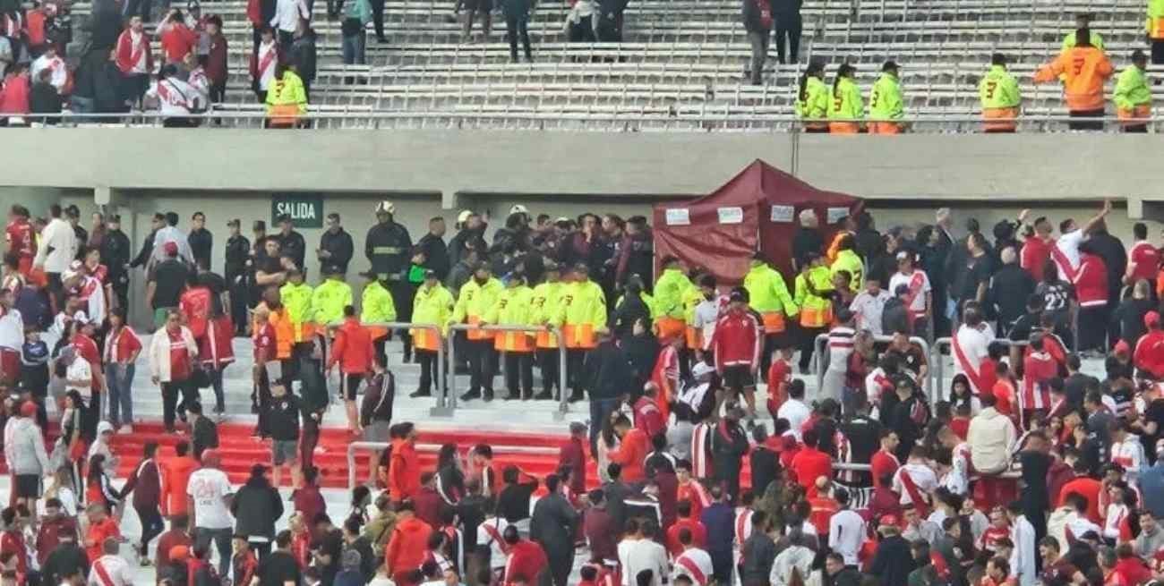 Un hincha de River murió tras caer de la tribuna Sívori Alta y suspendieron el partido contra Defensa y Justicia