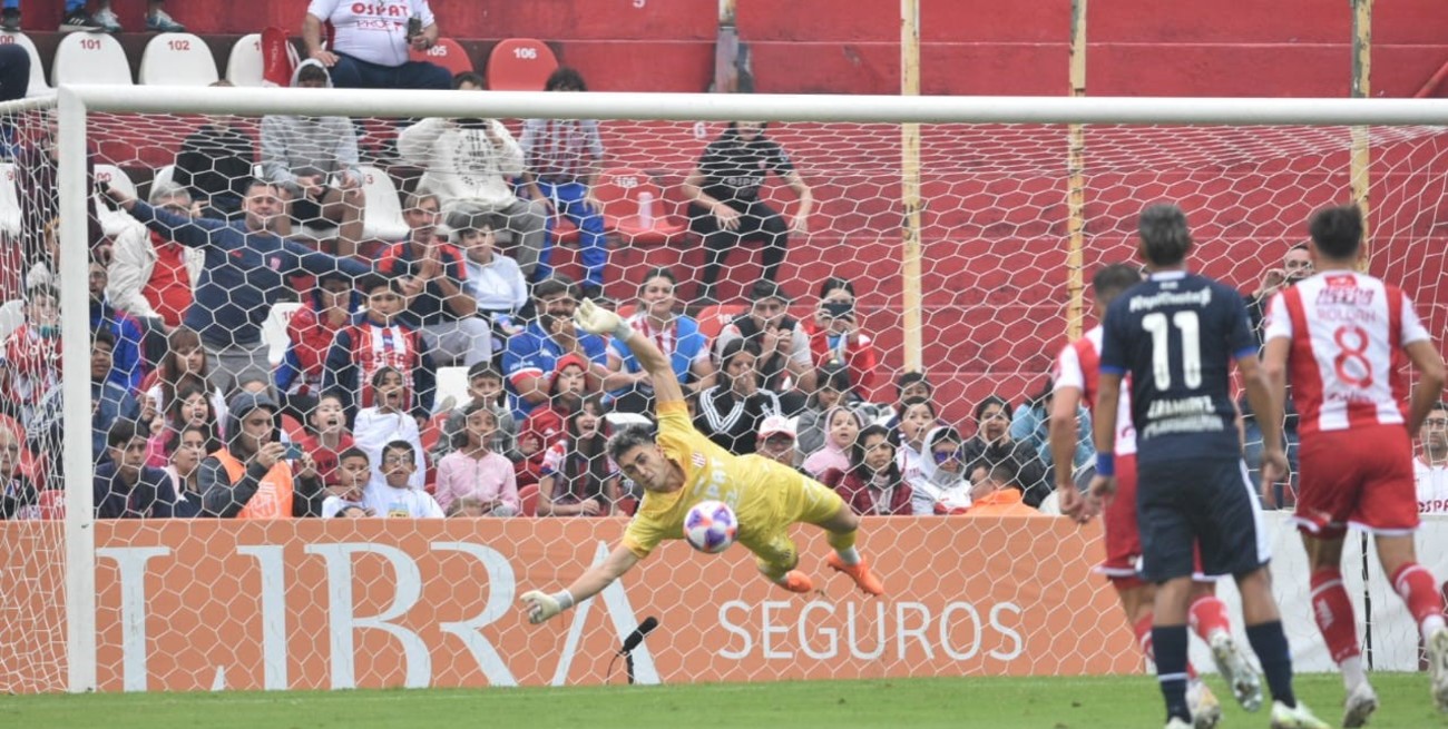 ¿Fue penal?: Mele se hizo gigante y le atajó el tiro desde los 12 pasos a Tarragona