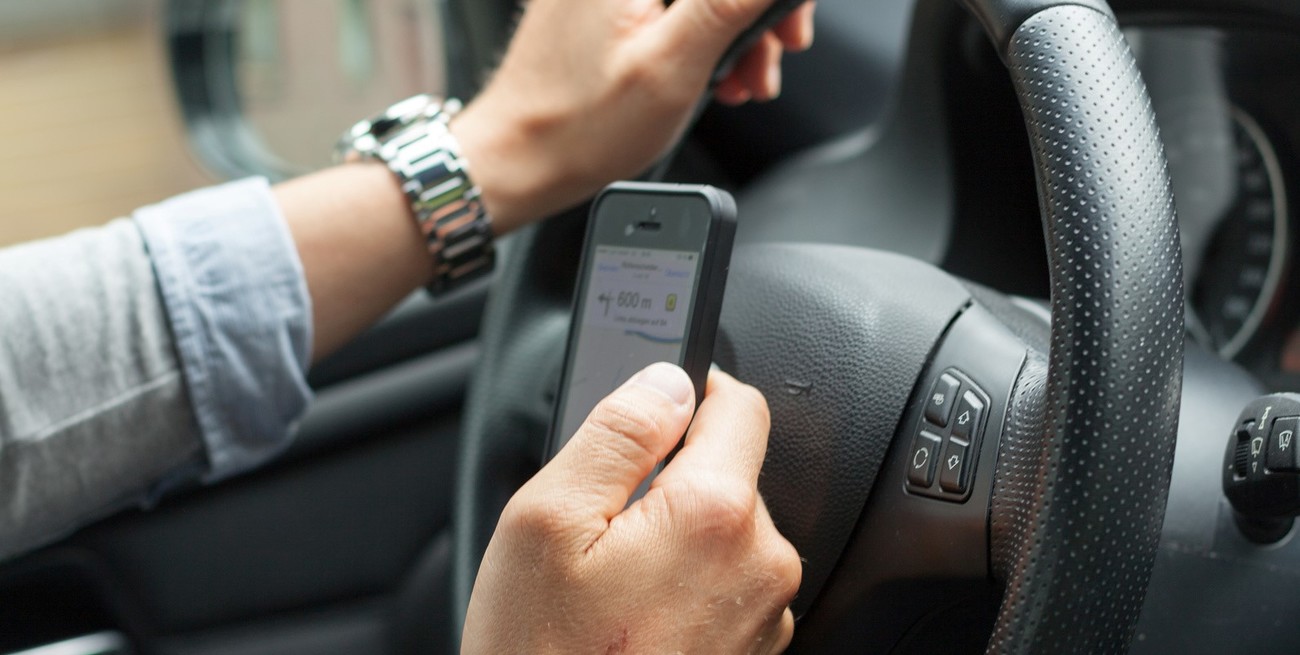 Usar el celular al manejar cuadruplica el riesgo de sufrir un accidente
