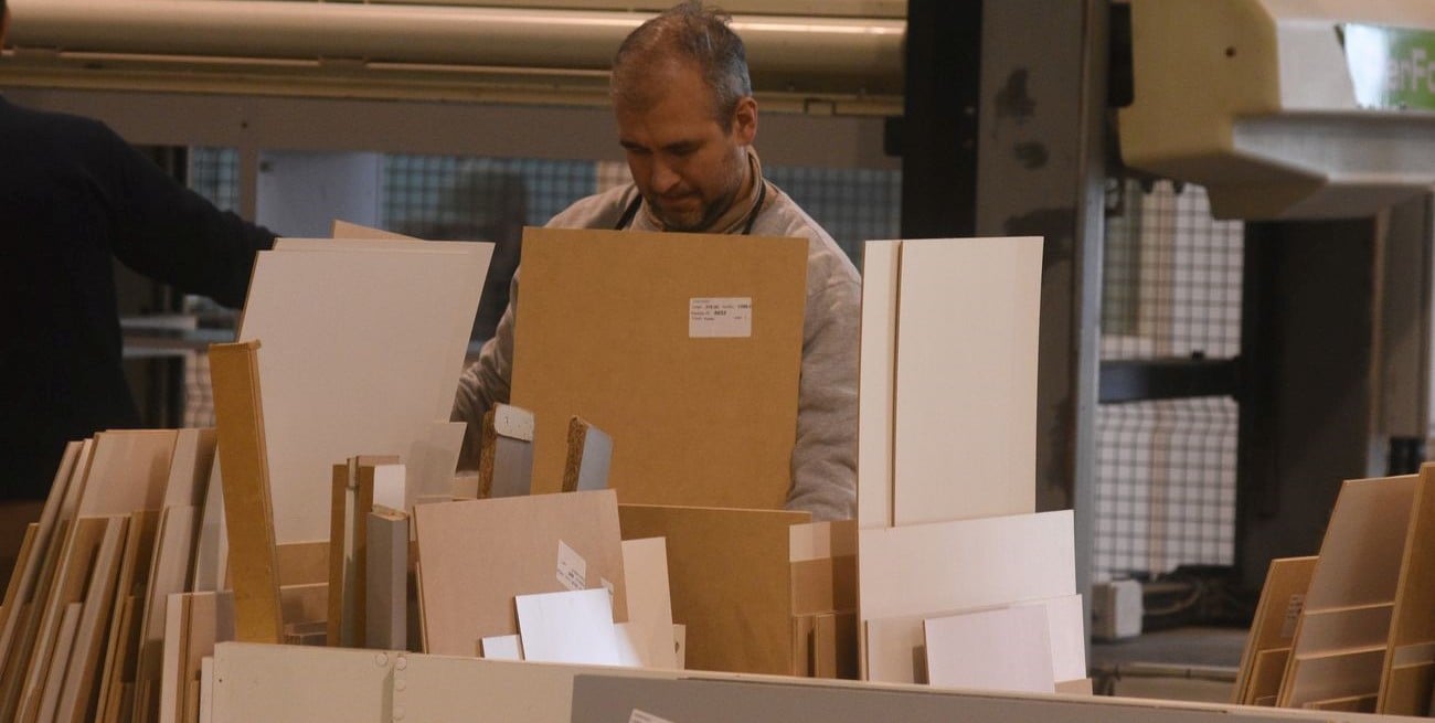 Ante la caída de ventas, el sector mueblero santafesino se las ingenia para seguir activo
