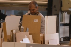 La ciudad cabecera del departamento Las Colonias tiene un singular desarrollo de pymes dedicadas al diseño y producción de muebles de estilo. Otro polo de gran proliferación industrial vinculado al mueble es Cañada de Gómez, con fábricas que hacen productos en serie que, en su mayoría, pueden ser armados en el hogar.