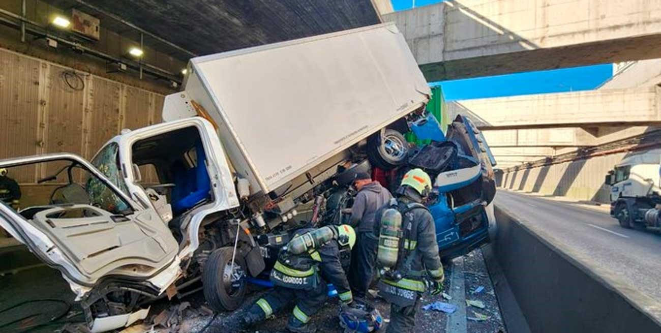 Fuerte choque en la ciudad de Buenos Aires dejó un camionero herido en grave estado