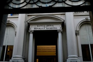 El presidente Javier Milei aseguró que su gobierno está "a nada" de poder llevar a cabo la dolarización que había prometido durante la campaña electoral.