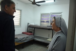 El intendente Emilio Jatón junto a la Hermana Elizabeth González, responsable de la institución católica que tiene una larga tradición en la acción social sobre los desamparados. De fondo, las cuchetas. Crédito: Luis Cetraro