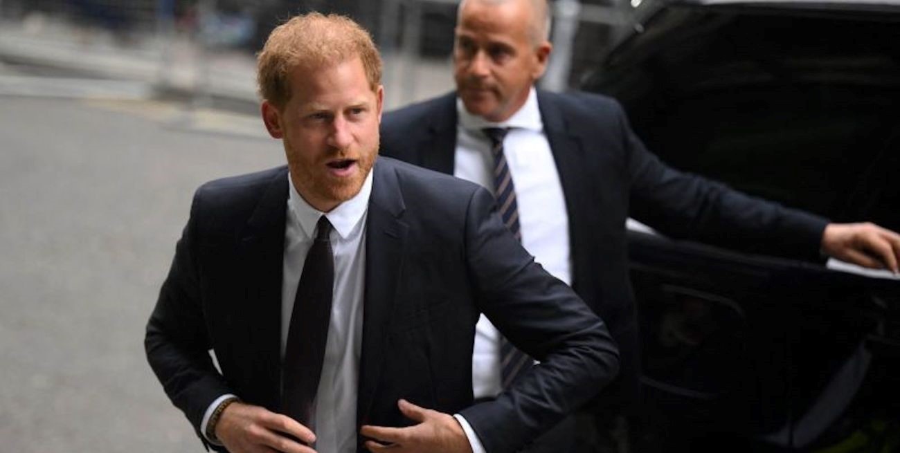 El príncipe Harry de Inglaterra dice que la prensa tiene "las manos manchadas de sangre"