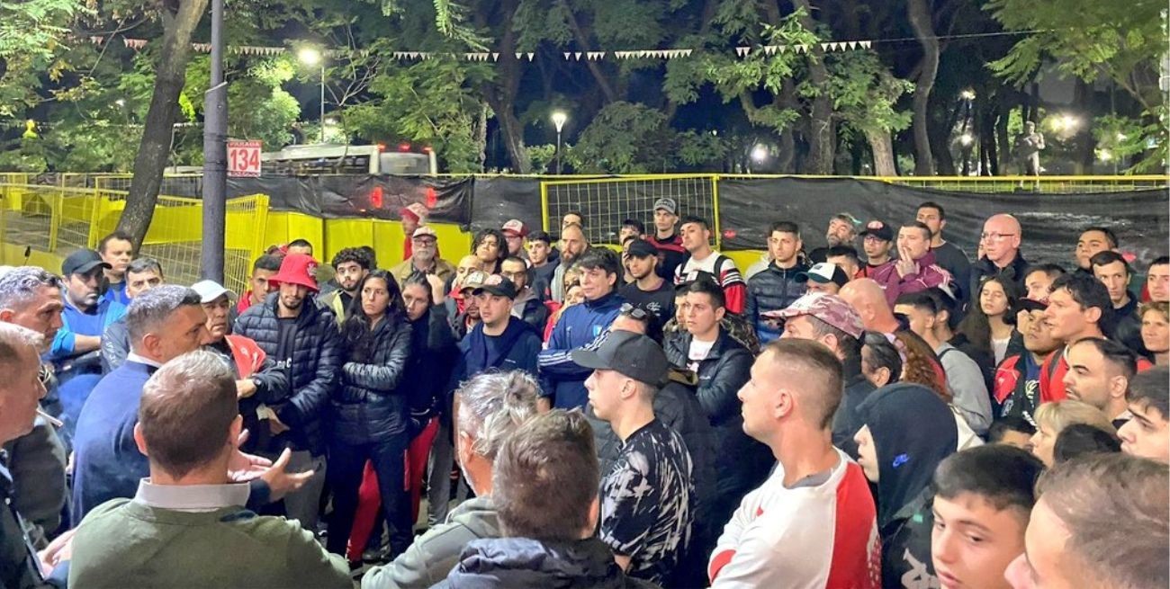 Unos 200 hinchas de Huracán se manifestaron en la sede debido a los malos resultados