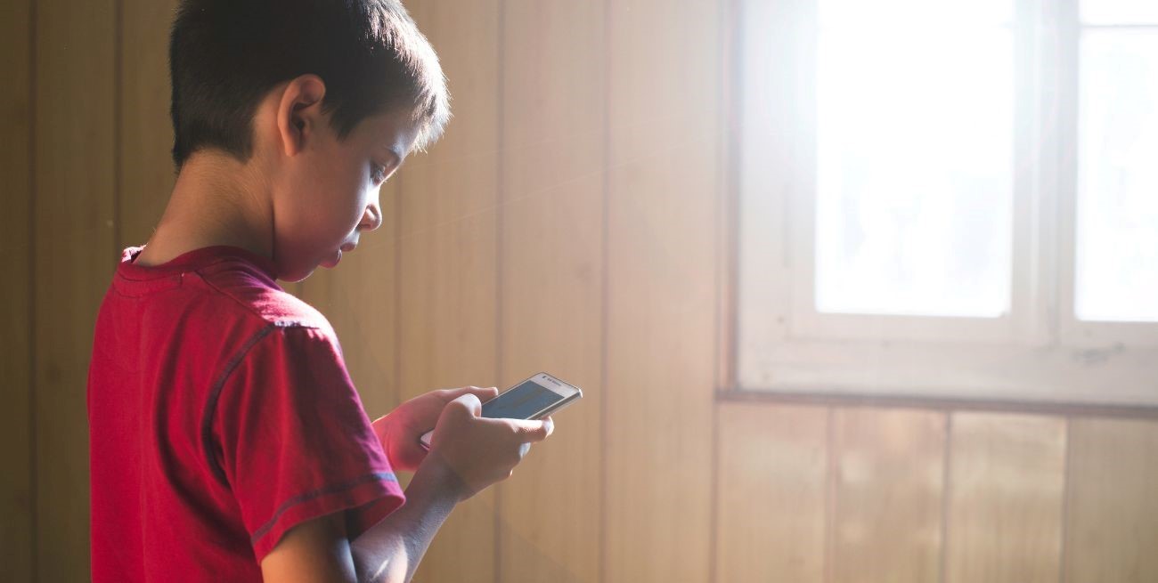 En un pueblo irlandés prohibieron que los chicos usen celulares antes del secundario