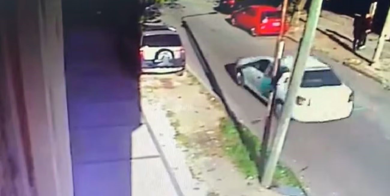 Un ladrón se tiroteó con la Policía y robó un patrullero para escapar