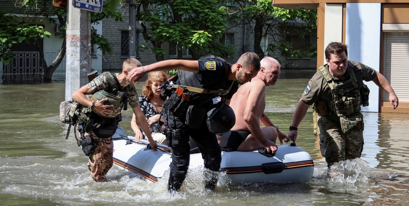 Desaparecidos y casi 2 mil evacuados: el drama tras la rotura de la represa en Ucrania